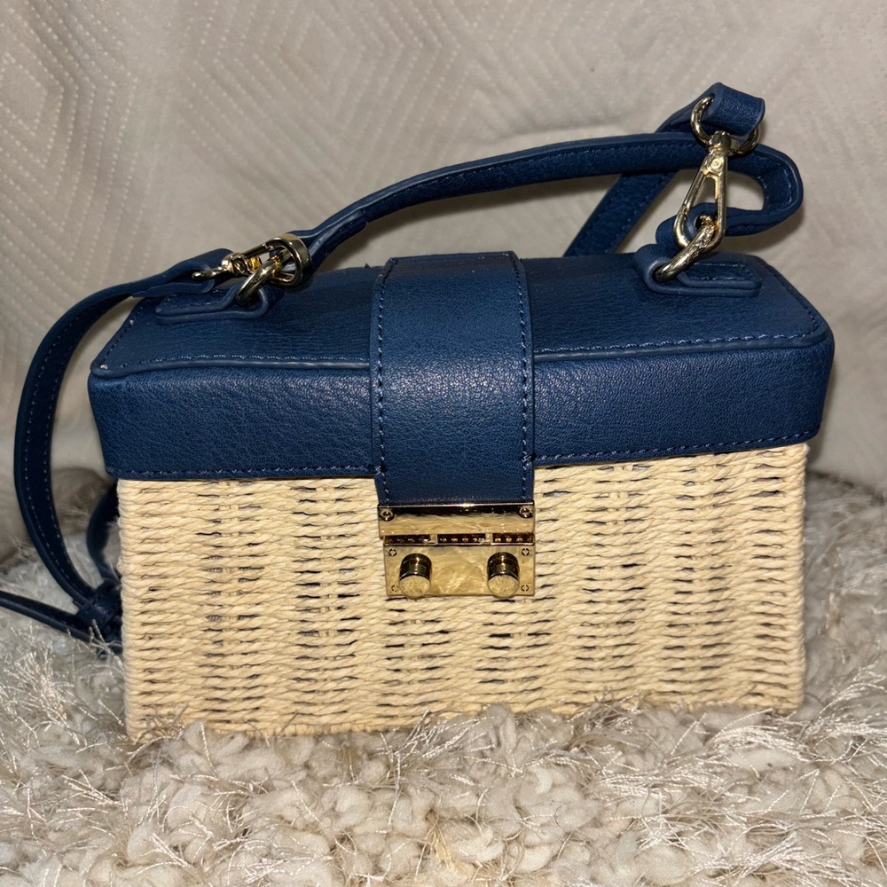 Kohls elegant Navy and Tan Woven/faux Straw Crossbody Bag, New no tags